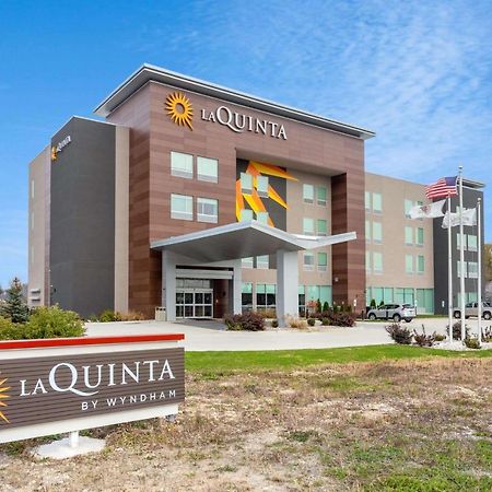 La Quinta Inn & Suites By Wyndham Shorewood Bagian luar foto