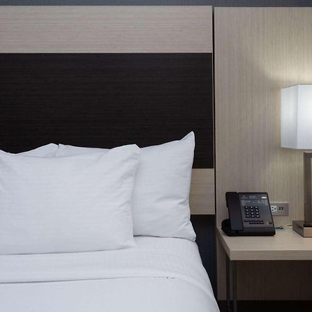 La Quinta Inn & Suites By Wyndham Shorewood Bagian luar foto