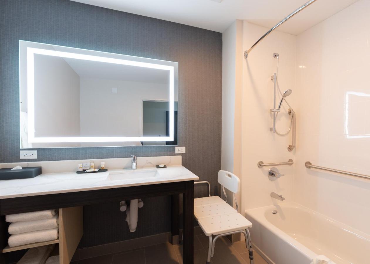 La Quinta Inn & Suites By Wyndham Shorewood Bagian luar foto