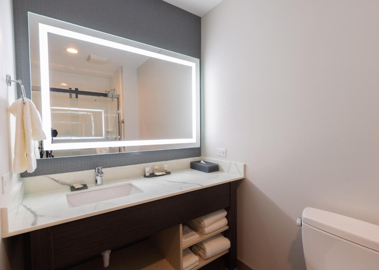 La Quinta Inn & Suites By Wyndham Shorewood Bagian luar foto