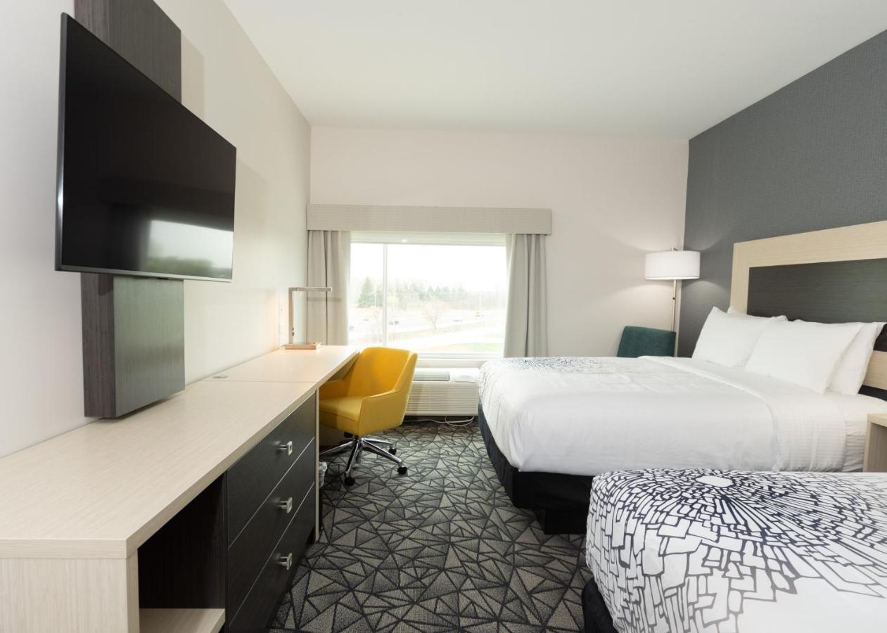 La Quinta Inn & Suites By Wyndham Shorewood Bagian luar foto