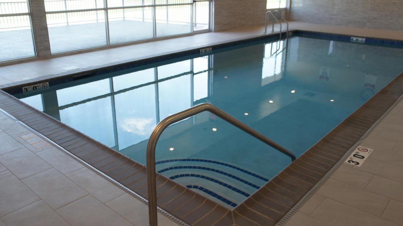 La Quinta Inn & Suites By Wyndham Shorewood Bagian luar foto