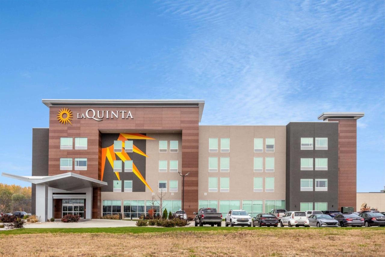 La Quinta Inn & Suites By Wyndham Shorewood Bagian luar foto
