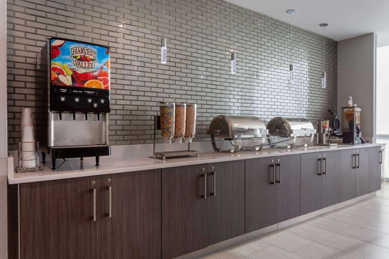 La Quinta Inn & Suites By Wyndham Shorewood Bagian luar foto