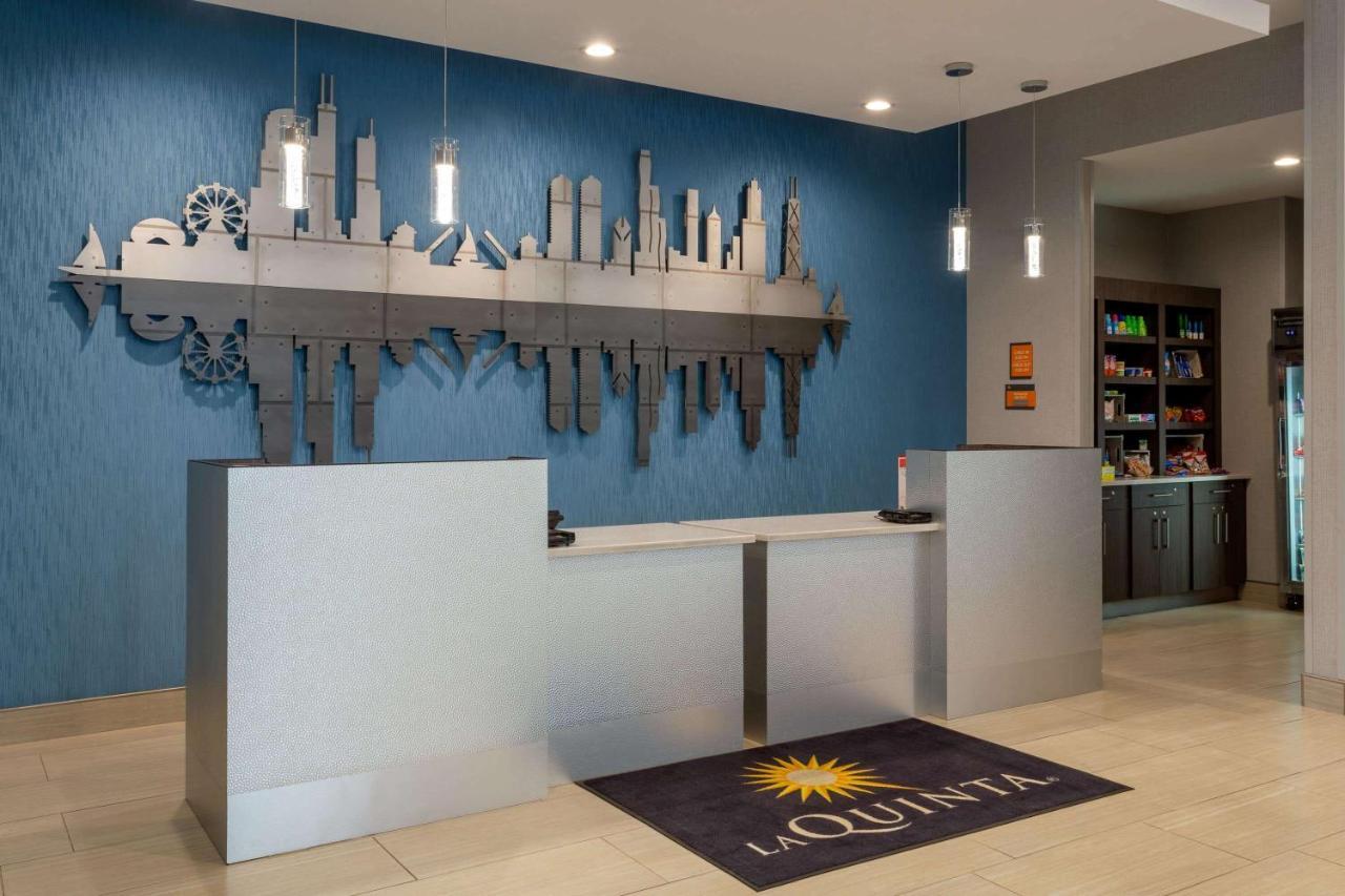 La Quinta Inn & Suites By Wyndham Shorewood Bagian luar foto