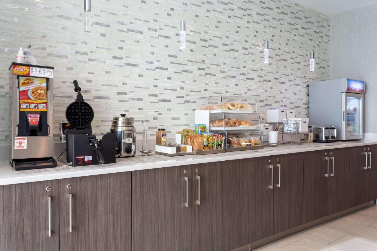 La Quinta Inn & Suites By Wyndham Shorewood Bagian luar foto