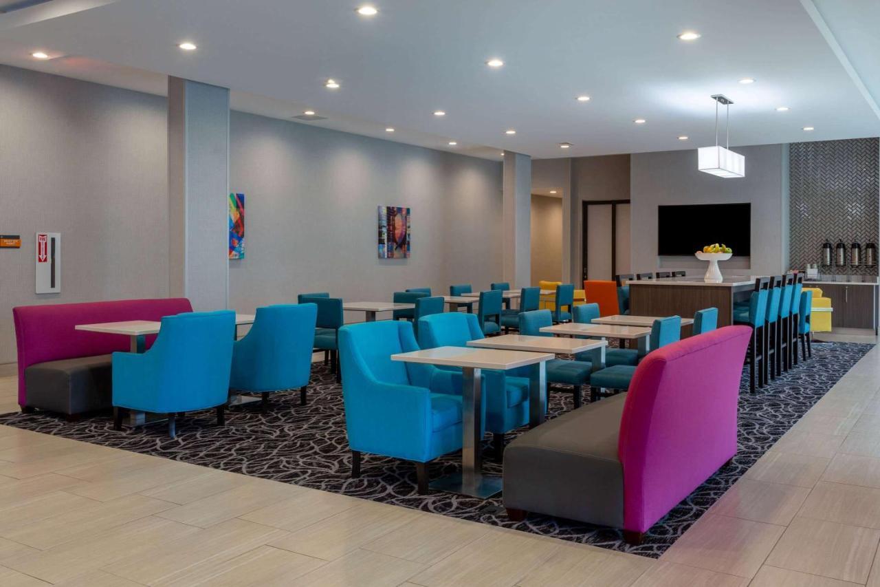 La Quinta Inn & Suites By Wyndham Shorewood Bagian luar foto