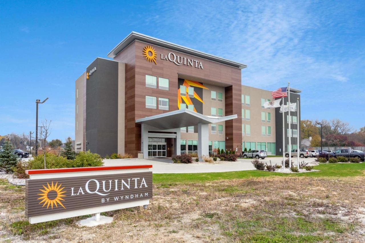 La Quinta Inn & Suites By Wyndham Shorewood Bagian luar foto