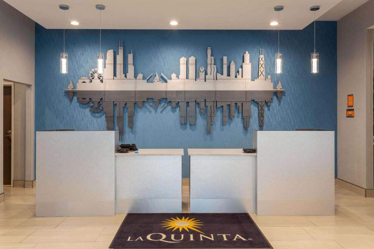La Quinta Inn & Suites By Wyndham Shorewood Bagian luar foto