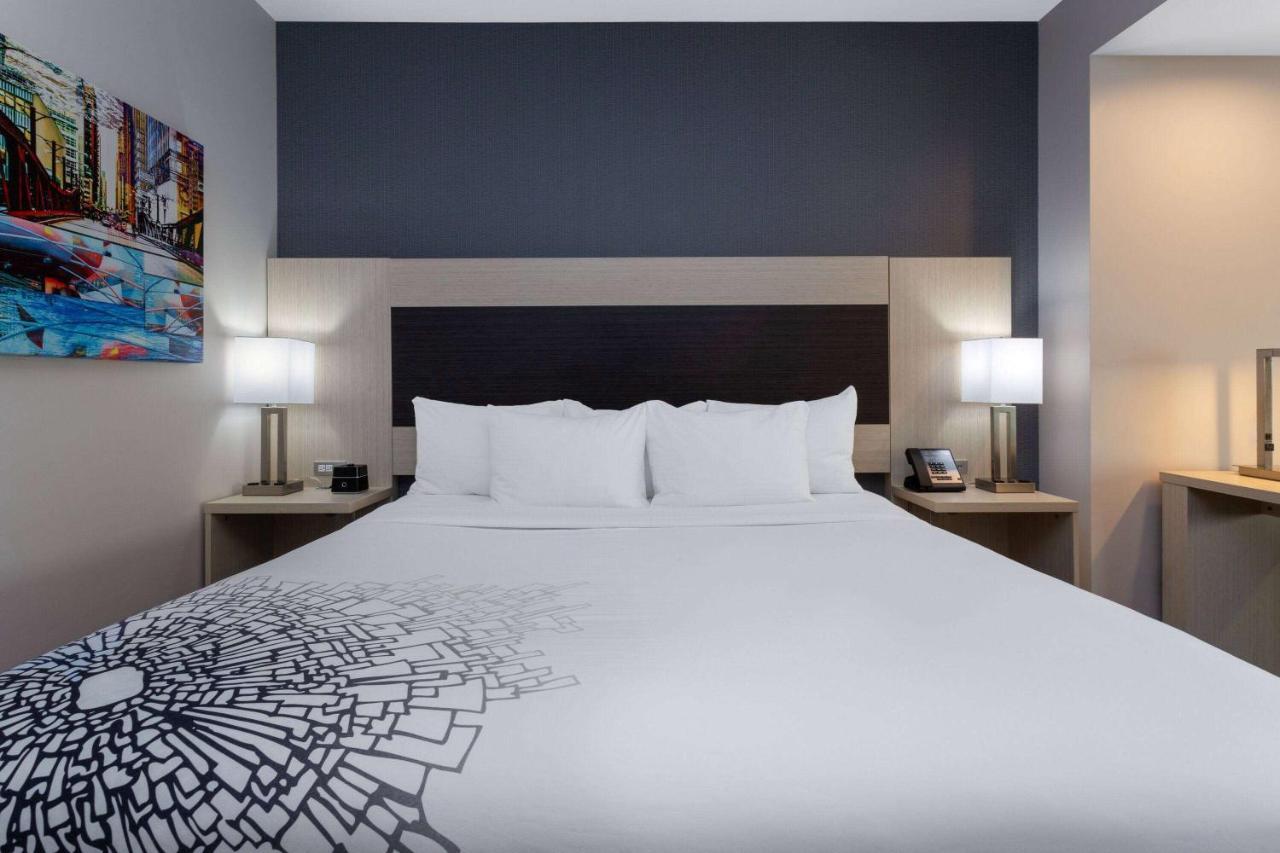 La Quinta Inn & Suites By Wyndham Shorewood Bagian luar foto