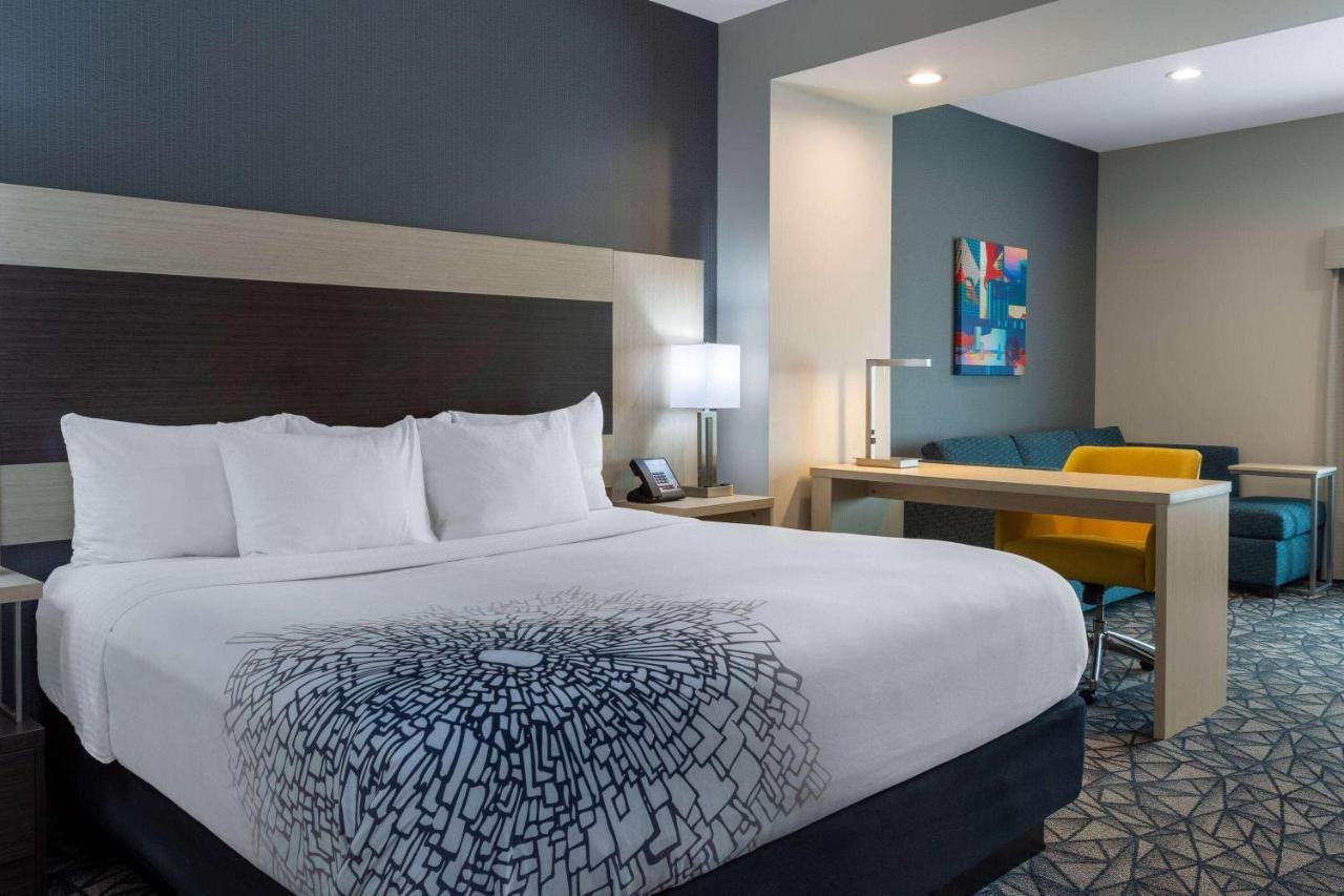 La Quinta Inn & Suites By Wyndham Shorewood Bagian luar foto
