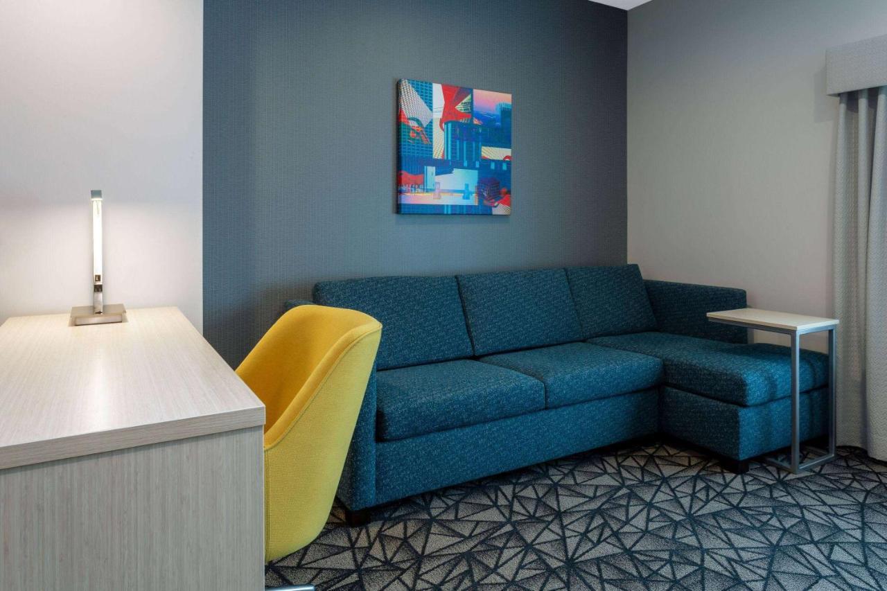 La Quinta Inn & Suites By Wyndham Shorewood Bagian luar foto