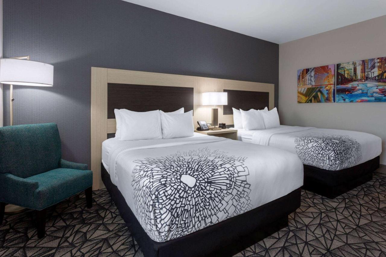 La Quinta Inn & Suites By Wyndham Shorewood Bagian luar foto
