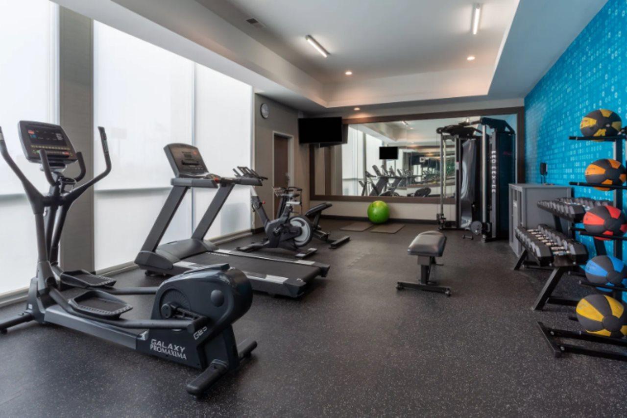 La Quinta Inn & Suites By Wyndham Shorewood Bagian luar foto