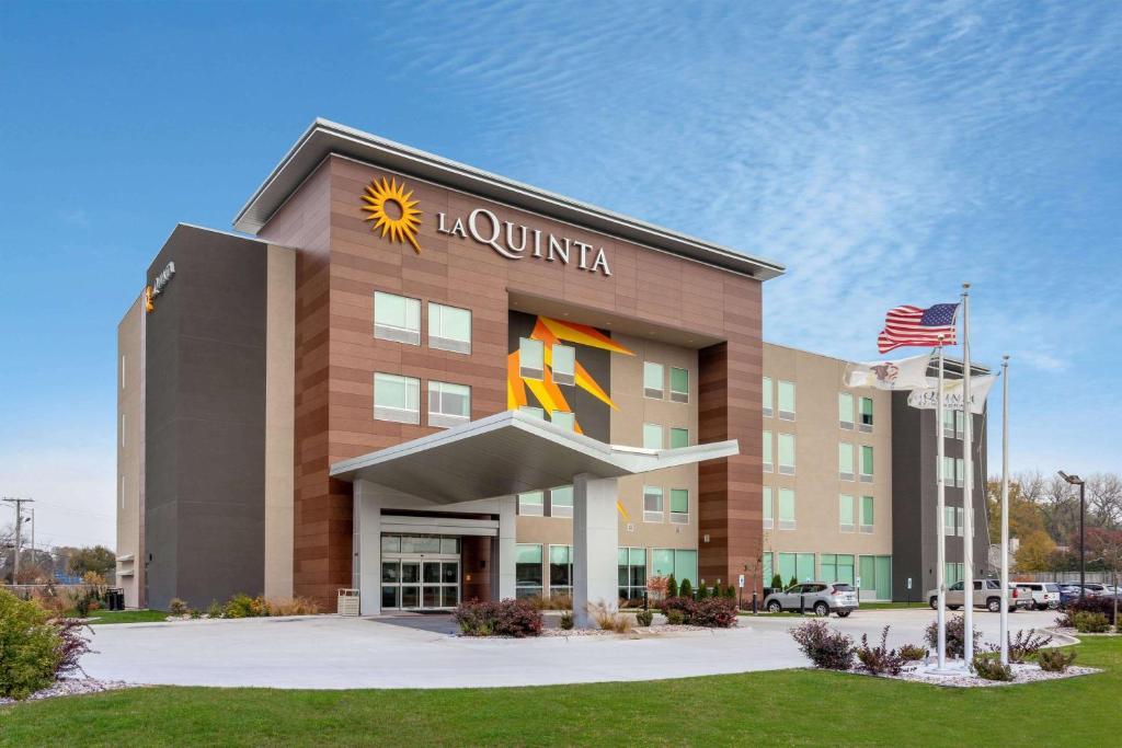 La Quinta Inn & Suites By Wyndham Shorewood Bagian luar foto