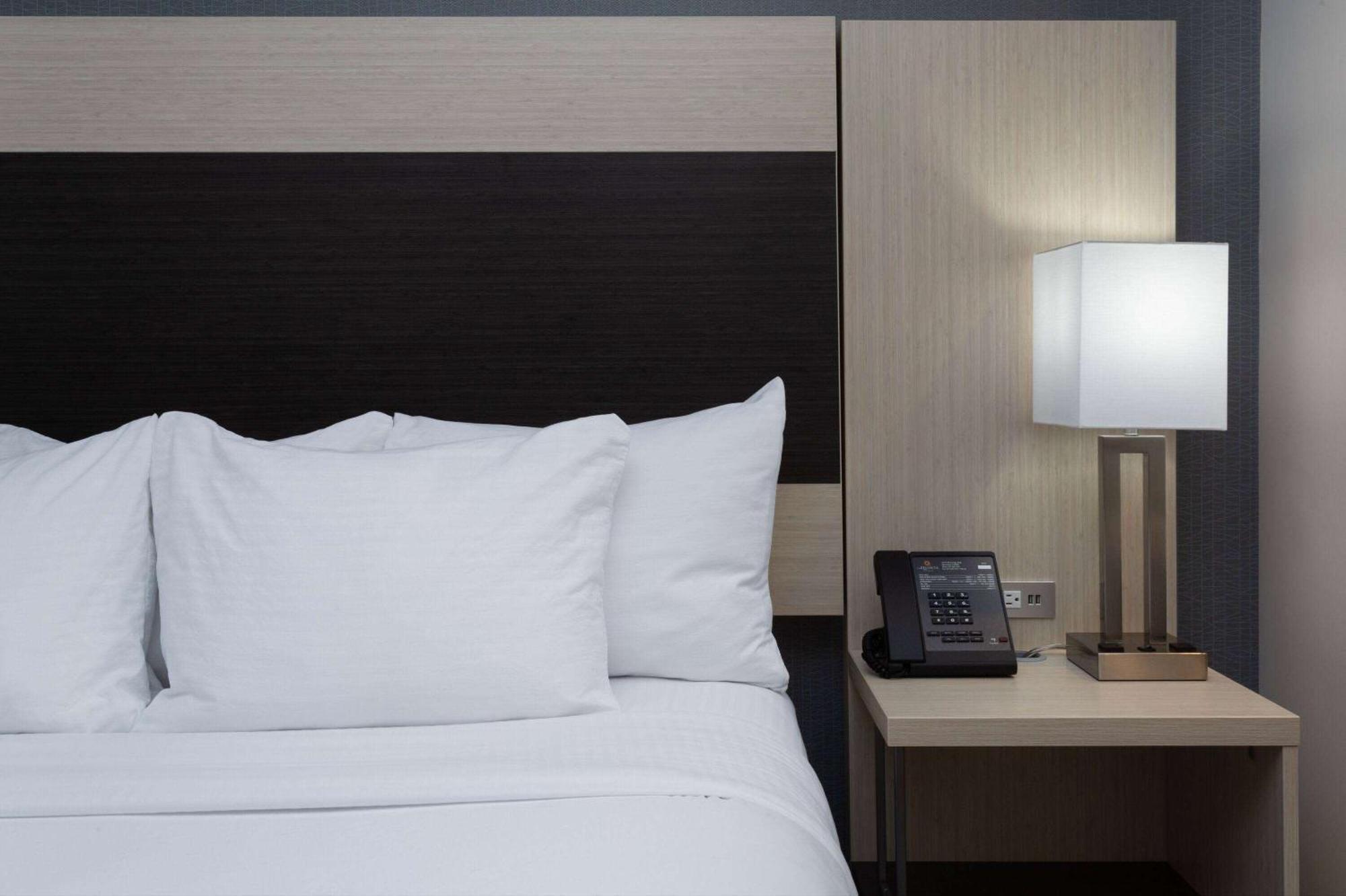 La Quinta Inn & Suites By Wyndham Shorewood Bagian luar foto