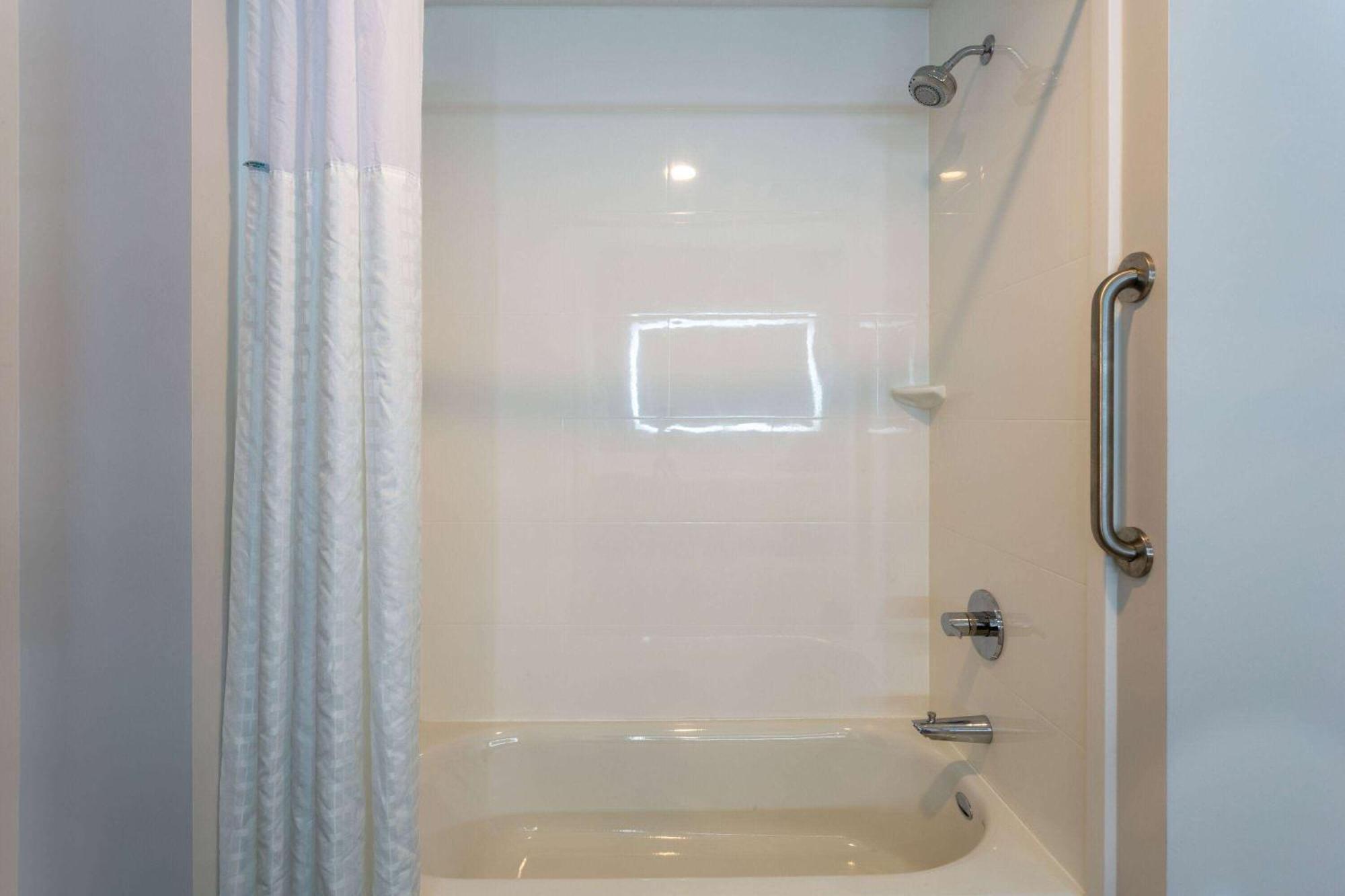 La Quinta Inn & Suites By Wyndham Shorewood Bagian luar foto