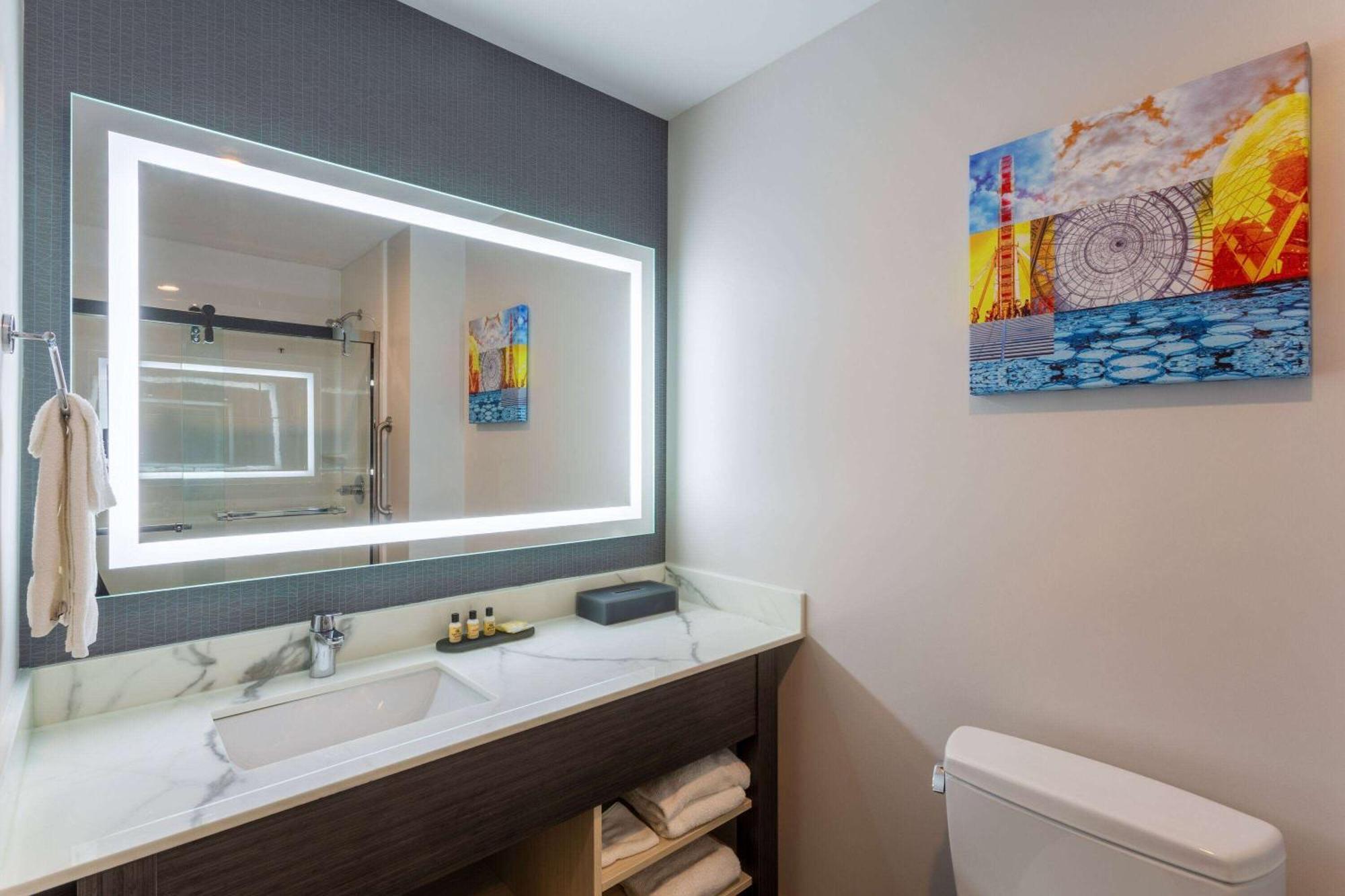 La Quinta Inn & Suites By Wyndham Shorewood Bagian luar foto