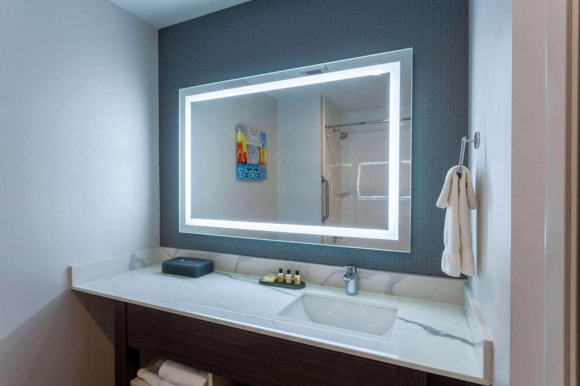 La Quinta Inn & Suites By Wyndham Shorewood Bagian luar foto