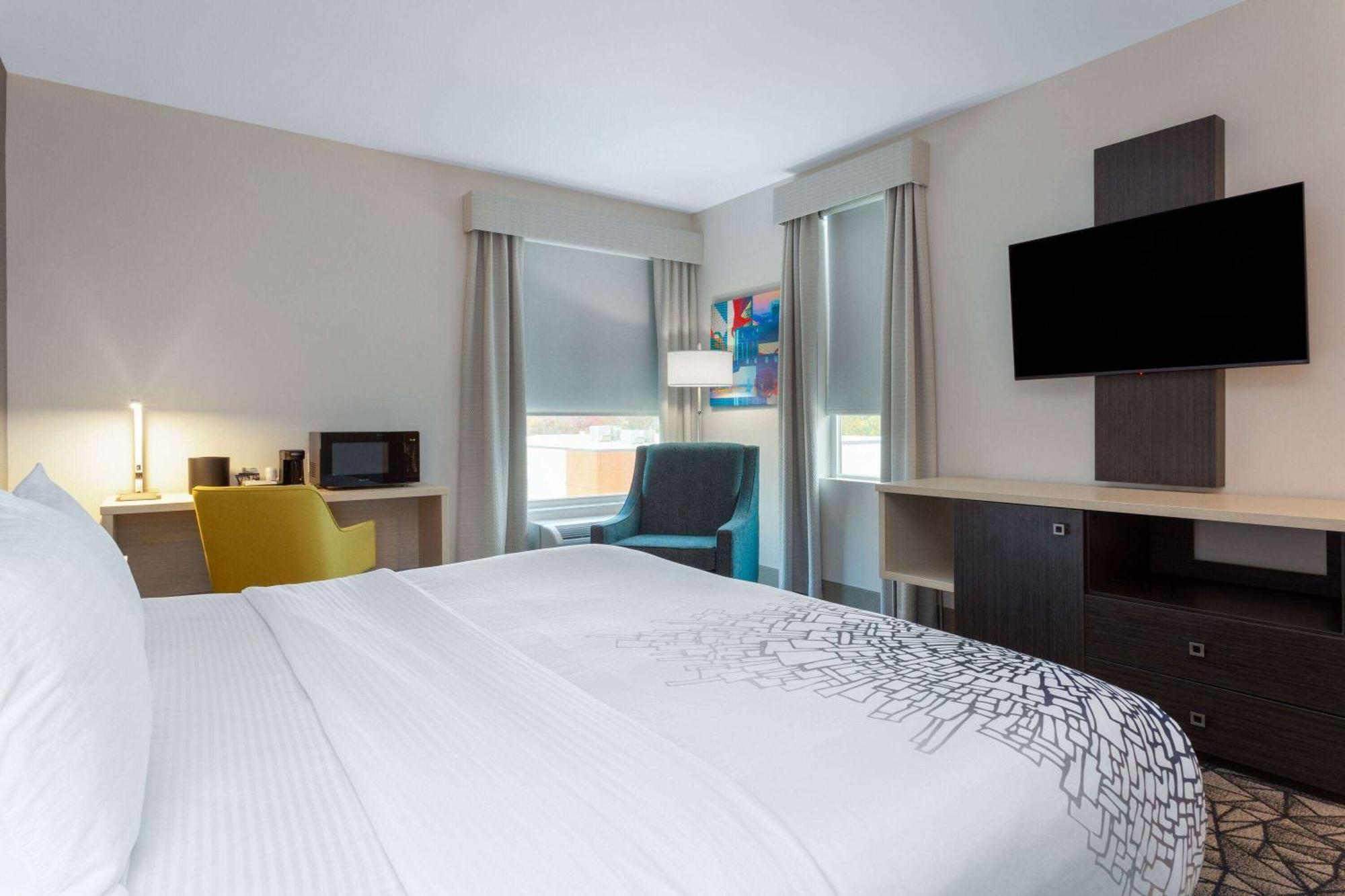 La Quinta Inn & Suites By Wyndham Shorewood Bagian luar foto