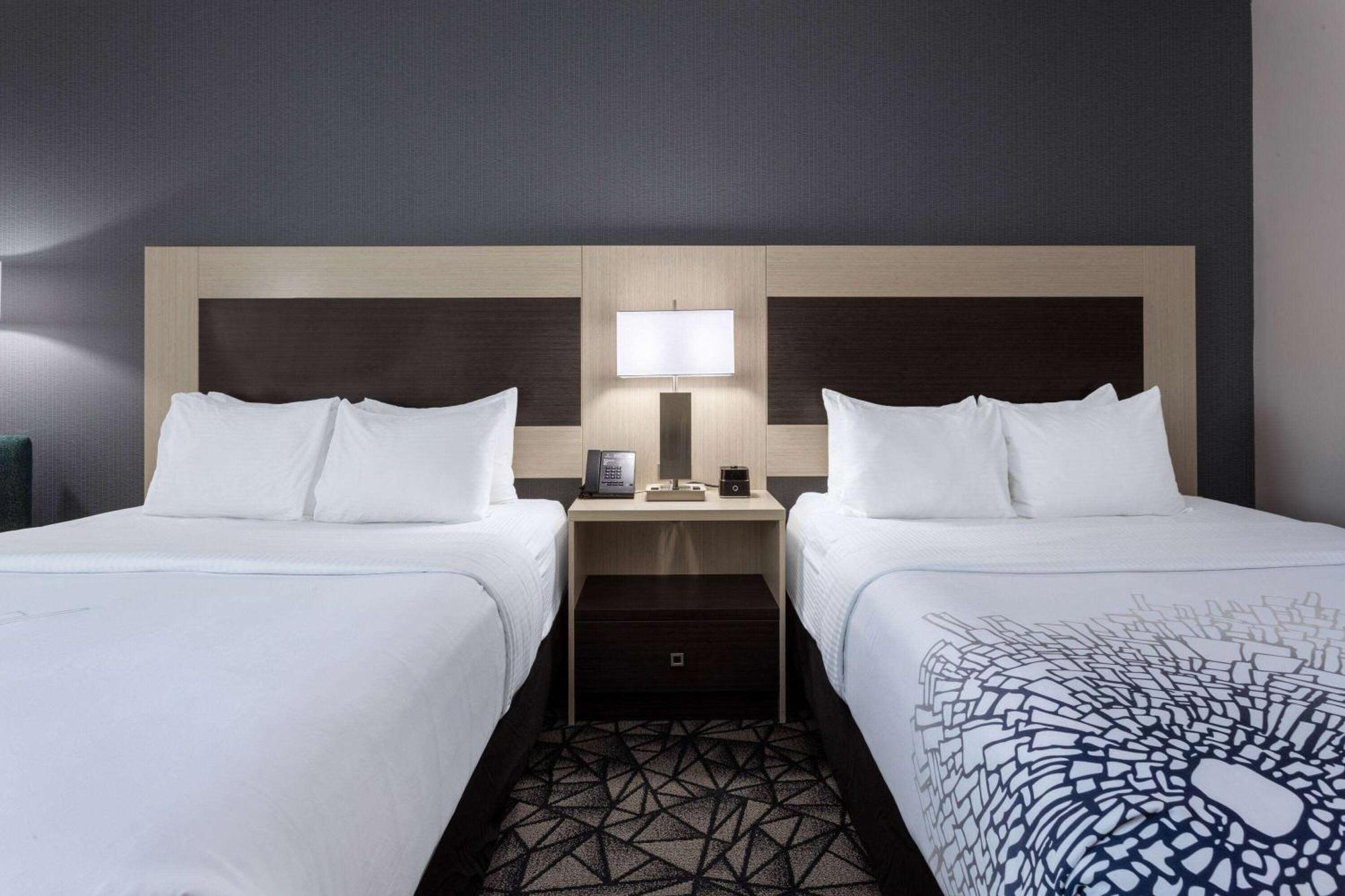 La Quinta Inn & Suites By Wyndham Shorewood Bagian luar foto