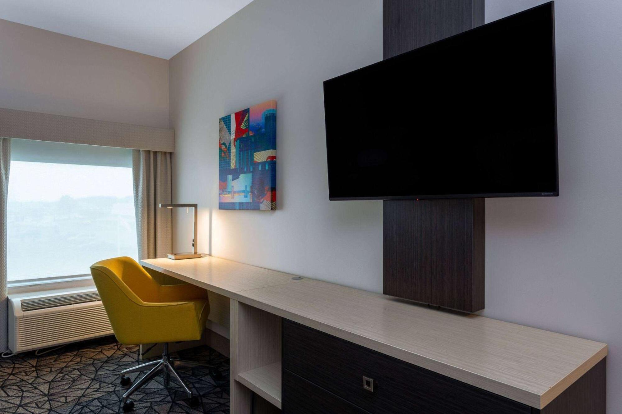 La Quinta Inn & Suites By Wyndham Shorewood Bagian luar foto