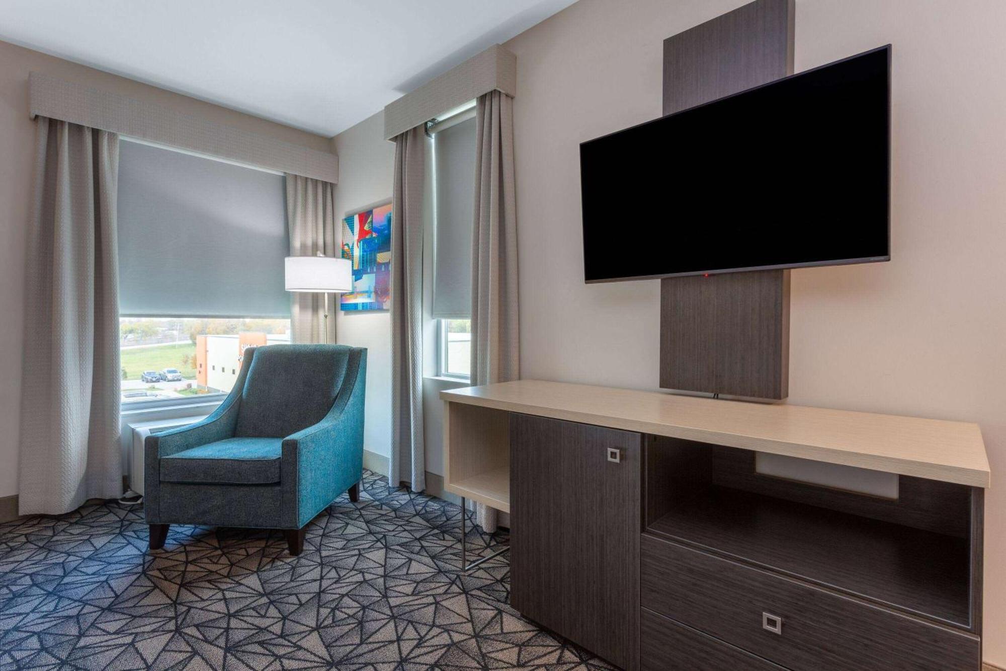 La Quinta Inn & Suites By Wyndham Shorewood Bagian luar foto