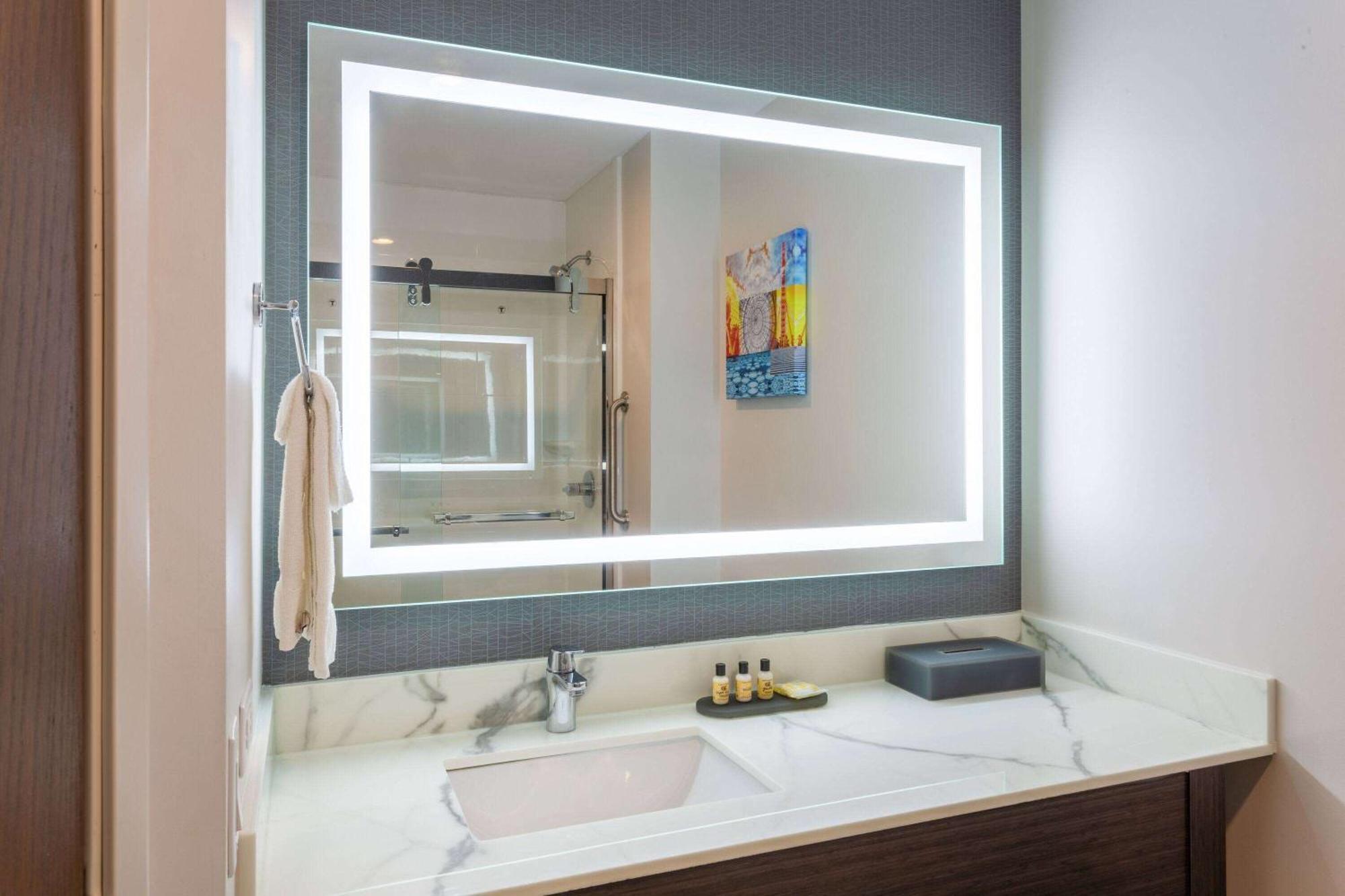 La Quinta Inn & Suites By Wyndham Shorewood Bagian luar foto