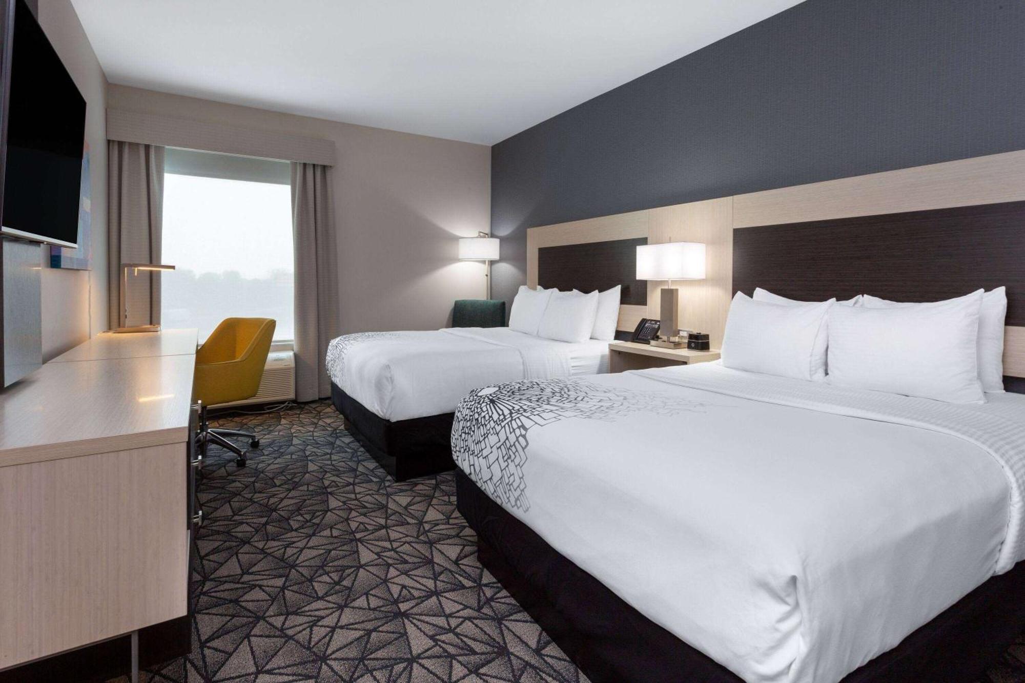 La Quinta Inn & Suites By Wyndham Shorewood Bagian luar foto