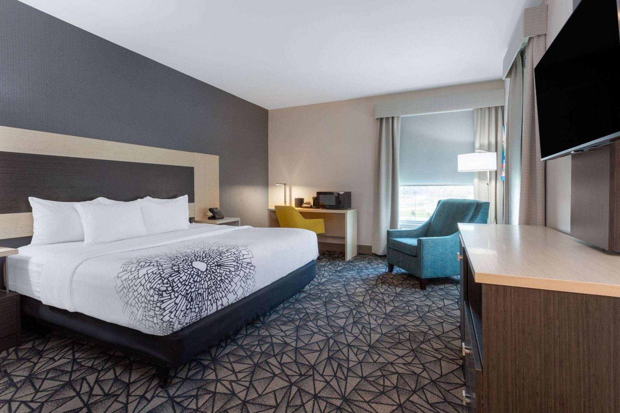 La Quinta Inn & Suites By Wyndham Shorewood Bagian luar foto