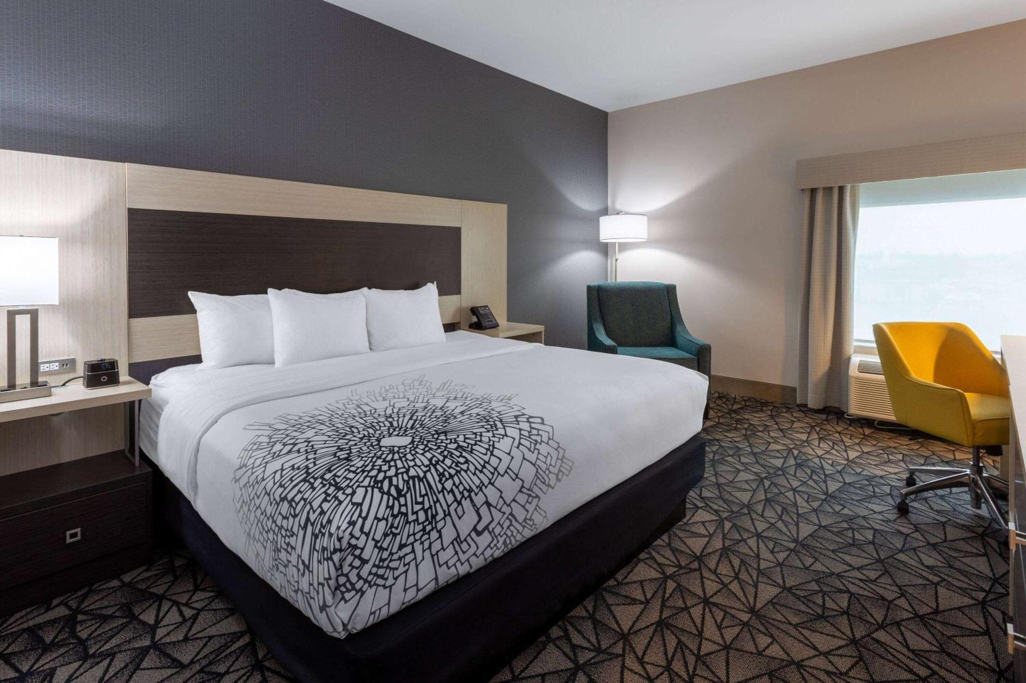 La Quinta Inn & Suites By Wyndham Shorewood Bagian luar foto